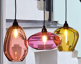 Set med 3 munblåsta taklampor i glas. Specialdesignad köksö, individuella hängande lampor.