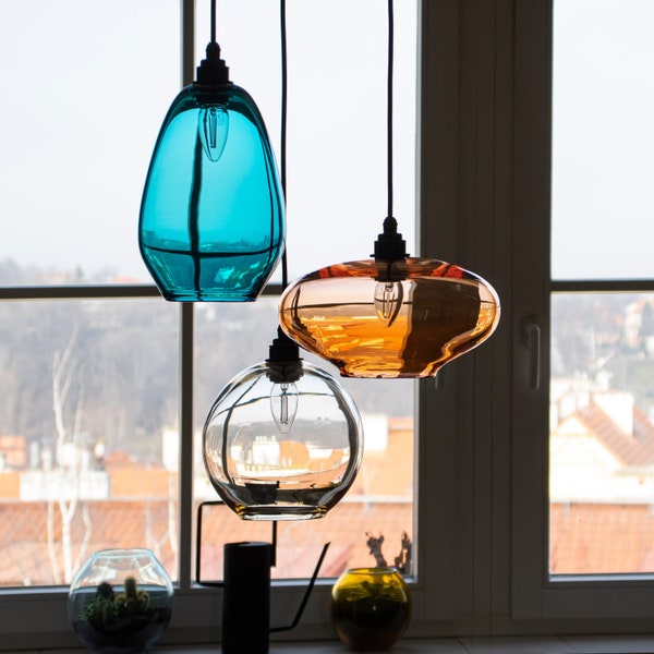 Suspensions en verre soufflé à la main. Éclairage moderne du milieu du siècle. Lustres de salle à manger. Pendentif à trois grappes de lumière. Lumières en verre coloré.