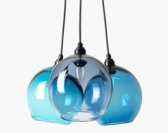 Clúster de iluminación de vidrio azul. Luces colgantes de vidrio soplado a mano. Cúmulo moderno de mediados de siglo. Lámpara de globo de cristal. Lámparas de araña de vidrio modernas