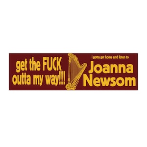 Könnte beinhalten: Ein weinroter Aufkleber mit gelbem Text und einer goldenen Harfenillustration. Der Text lautet "get the FUCK outta my way!!!" und "i gotta get home and listen to Joanna Newsom."