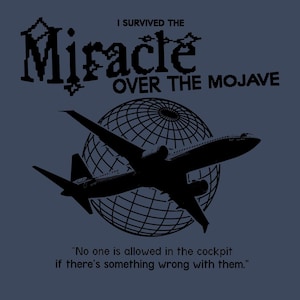 Pode incluir: Camiseta azul marinho com uma silhueta preta de avião em frente a um globo. O texto diz "I Survived the Miracle Over the Mojave" e uma citação: "Ninguém é autorizado na cabine se houver algo errado com eles."