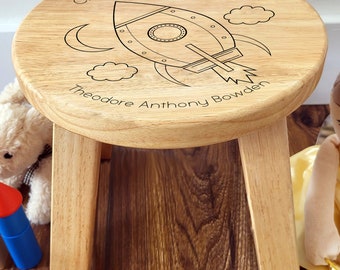 Tabouret en bois pour enfants gravé au laser | Fusée spatiale | Toute occasion | Idée cadeau de baptême personnalisé pour garçon | Fils | Petit-fils | Neveu | Filleul