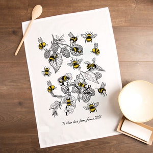 Torchon illustré personnalisé Bumble Bee, motif imprimé abeilles et ronces. Cadeau en coton personnalisé pour elle. Amie Fille Maman Soeur Idées