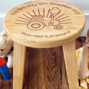 Tabouret en bois personnalisé pour premier anniversaire Conception de tracteur gravée au laser Personnalisé avec le nom de l'enfant et la date d'anniversaire Sur mesure pour toujours image 6