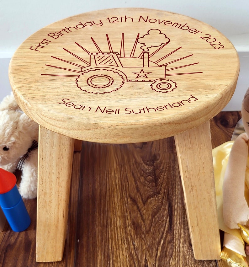 Tabouret en bois personnalisé pour premier anniversaire Conception de tracteur gravée au laser Personnalisé avec le nom de l'enfant et la date d'anniversaire Sur mesure pour toujours image 6