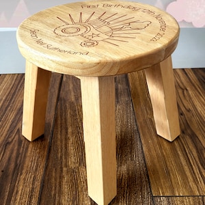 Tabouret en bois personnalisé pour premier anniversaire Conception de tracteur gravée au laser Personnalisé avec le nom de l'enfant et la date d'anniversaire Sur mesure pour toujours image 1