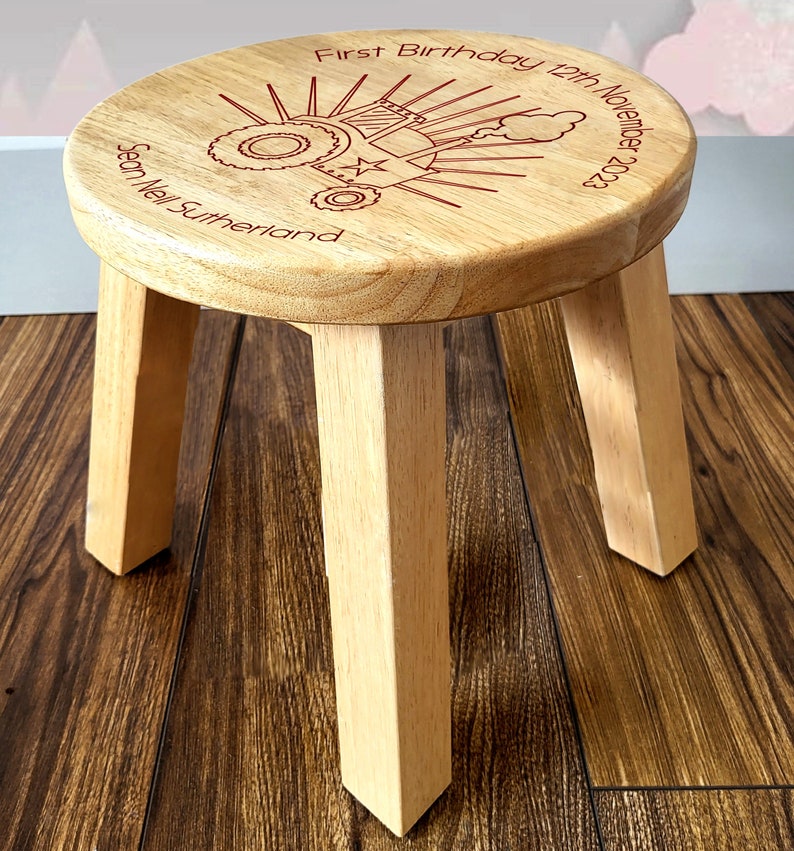 Tabouret en bois personnalisé pour premier anniversaire Conception de tracteur gravée au laser Personnalisé avec le nom de l'enfant et la date d'anniversaire Sur mesure pour toujours image 1