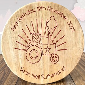 Tabouret en bois personnalisé pour premier anniversaire Conception de tracteur gravée au laser Personnalisé avec le nom de l'enfant et la date d'anniversaire Sur mesure pour toujours image 2