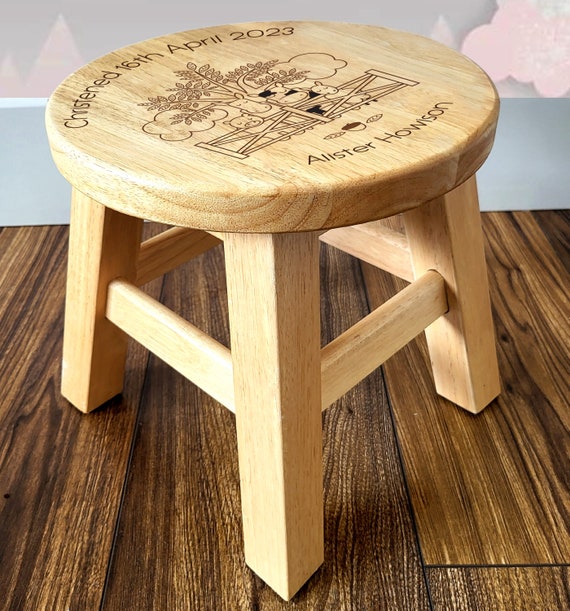 Taburete de dormitorio de madera para niños grabado con láser personalizado  / Tema Farm Yard personalizado con el nombre del niño, cualquier ocasión y  fecha de la ocasión / Reino Unido -  España