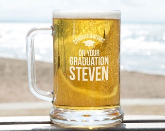 Felicitaciones por su graduación De cerveza de vidrio personalizada Tankard. Regalo de posgrado personalizado único para novia, novio, hijo, hija