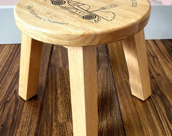 Tabouret en bois pour chambre d'enfant, voiture de course | Tabouret en bois gravé au laser | Tabouret avec nom personnalisé | Cadeaux souvenirs de baptême personnalisés pour garçons