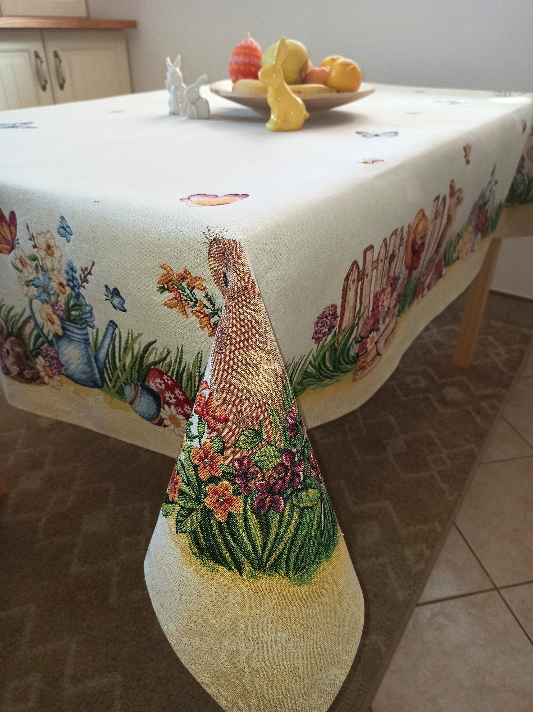 Nappe de Pâques fleurie, Lapins et tasses, centrée sur fond beige, carrée  100x100 cm, polycoton jacquard