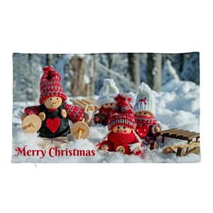 Pode incluir: Quatro bonecas de tricô vestidas de vermelho e branco com um coração vermelho no peito estão sentadas na neve. As bonecas estão segurando trenós de madeira e o texto "Feliz Natal" está escrito em letras vermelhas na parte inferior da imagem.