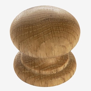 Könnte beinhalten: Ein hölzerner Schrankknauf mit abgerundeter Oberseite und abgestufter Basis. Der Knauf besteht aus hellbraunem Holz und zeigt die natürliche Maserung und Textur. Das Design ist schlicht und klassisch, passend für verschiedene Möbelstile.