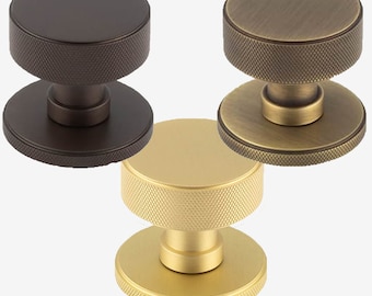 Elegancki zestaw radełkowanych klamek do drzwi z wpuszczanym zamkiem do nowoczesnych wnętrz – dostępne różne wykończenia