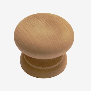 以下が含まれることがあります： 丸みを帯びた上部と円形のベースを備えた、明るい色の木製キャビネットノブ。ノブは明るい色の木材でできており、滑らかで研磨された仕上げになっています。木目は表面に見えます。