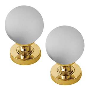 Peut inclure: Deux boutons de porte en laiton poli avec des sphères en verre dépoli.