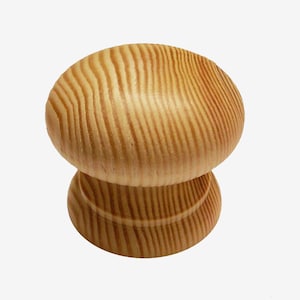 以下が含まれることがあります： 丸みを帯びた上部と円筒形のベースを備えた、明るい茶色の木製キャビネットノブ。 木目は、平行な線のパターンで表示されます。 ノブは、引き出しまたはキャビネット用である可能性があります。