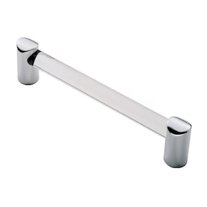 Może przedstawiać: Chromowany uchwyt do szafki z przezroczystym szklanym środkiem.