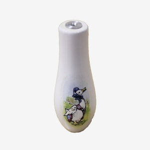 Weiße Keramik Badezimmer Toilette / Dusche / Licht Pull Jemima Puddle Duck Beatrix Potter Design
