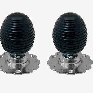 Può includere: Due pomelli per porte neri con base argentata e finitura argentata decorativa. I pomelli hanno un design a coste.