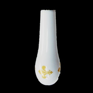 Könnte beinhalten: Weißer Keramiklöffel mit einem goldenen Fleur-de-lis-Design.