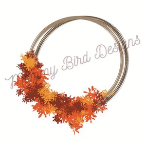 Puede incluir: Un marco circular con un borde marrón texturizado, parcialmente adornado con un grupo de hojas de colores otoñales en tonos naranja, rojo y marrón oscuro. El texto Mommy Bird Designs está superpuesto en el centro del marco circular.