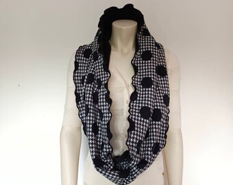 Snood/tour de cou/col femme à enrouler 2 fois. Polaire grise anthracite et jersey à gros pois noir. Hiver. Fabrication française, fait main.