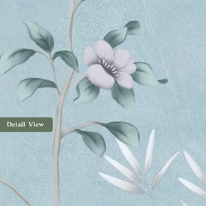 Puede incluir: Un papel pintado azul claro con una ilustraci&oacute;n bot&aacute;nica de una rama florida con flores blancas suaves y hojas de color verde apagado. El dise&ntilde;o incluye un fondo texturizado y una peque&ntilde;a etiqueta rectangular verde con el texto Detail View.