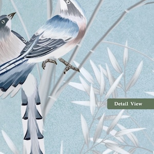 Puede incluir: Un dise&ntilde;o de papel tapiz con dos aves de plumaje azul, blanco y gris posadas sobre ramas delgadas de color gris claro sobre un fondo azul claro texturizado. El dise&ntilde;o incluye hojas blancas tipo bamb&uacute; y un recuadro verde con el texto Detail View.