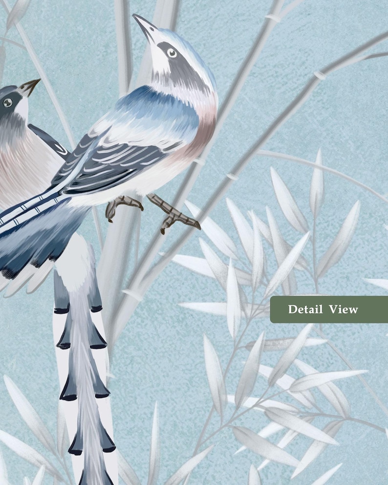 Puede incluir: Un dise&ntilde;o de papel tapiz con dos aves de plumaje azul, blanco y gris posadas sobre ramas delgadas de color gris claro sobre un fondo azul claro texturizado. El dise&ntilde;o incluye hojas blancas tipo bamb&uacute; y un recuadro verde con el texto Detail View.