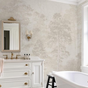 Könnte beinhalten: Ein luxuriöses Badezimmer mit einem weißen Waschtisch, einem goldgerahmten Spiegel und einer freistehenden Badewanne. Die Wände sind mit einer dezenten Tapete mit Waldmotiv versehen. Der Boden ist mit einem schwarz-weißen Rautenmuster gefliest, und eine Wandleuchte beleuchtet den Raum.
