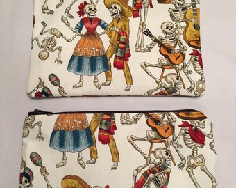 Dia de los Muertos, Mariachi, calaveras, esqueletos, rojo, verde, amarillo, flores, guitarras de sombrero, música, bolsos cosméticos, retro, vintage