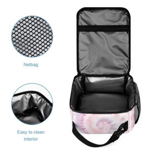 Pu&ograve; includere: Una borsa per il pranzo quadrata con motivo tie-dye rosa e viola, dotata di cerniera nera, tracolla nera regolabile con fibbia e tasca laterale in rete. L'interno &egrave; rivestito in materiale argentato e il coperchio presenta una rete nera.