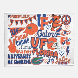 K&ouml;nnte beinhalten: Ein wei&szlig;er Hintergrund mit einer Collage aus orangefarbenem, blauem und wei&szlig;em Text und Grafiken. Der Text enth&auml;lt "Gators", "UF", "University of Florida", "Gainesville, FL", "Chomp" und "Later". Die Grafiken beinhalten ein Peace-Zeichen, einen Blitz, einen Alligator-Kopf und einen Football-Helm.