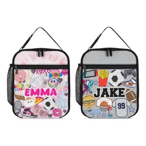 Pu&ograve; includere: Due borse porta pranzo rettangolari con bordo nero e tasche laterali in rete. La borsa sinistra ha uno sfondo tie-dye rosa con adesivi di ciambella, pallone da calcio e il nome EMMA. La destra &egrave; grigia con adesivi sportivi e il nome JAKE.