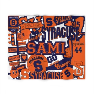 K&ouml;nnte beinhalten: Ein wei&szlig;er Hintergrund mit einer Collage aus orangefarbenem und blauem Text und Bildern. Der Text enth&auml;lt "Syracuse", "Go Orange", "Sami" und "National Champions 2003". Die Bilder beinhalten einen Basketball, ein Herz und eine Comic-Maskottchen.