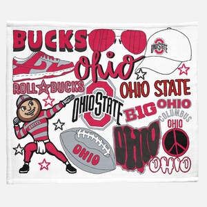 K&ouml;nnte beinhalten: Wei&szlig;er Hintergrund mit roten, schwarzen und grauen Grafiken zum Thema Ohio State Buckeyes. Die Grafiken beinhalten die W&ouml;rter "Bucks Ohio", "Roll Bucks", "Ohio State", "Big Ohio", "Columbus Ohio" und "Ohio". Au&szlig;erdem gibt es ein Cartoon-Maskottchen, einen Football, einen Hut und eine Sonnenbrille.