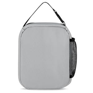 Pu&ograve; includere: Una borsa porta pranzo rettangolare grigio chiaro con esterno in tessuto liscio, manico superiore nero con fibbia regolabile e tasca laterale in rete nera. La borsa presenta angoli arrotondati e una chiusura a zip verticale frontale.