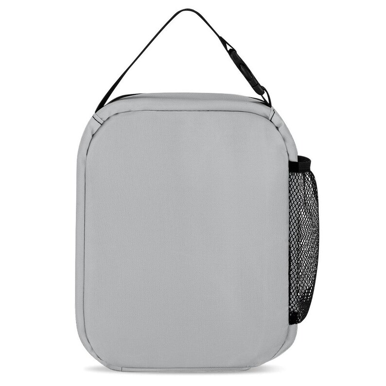 Pu&ograve; includere: Una borsa porta pranzo rettangolare grigio chiaro con esterno in tessuto liscio, manico superiore nero con fibbia regolabile e tasca laterale in rete nera. La borsa presenta angoli arrotondati e una chiusura a zip verticale frontale.