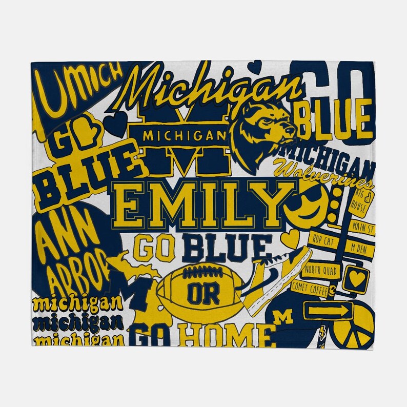 K&ouml;nnte beinhalten: Ein wei&szlig;er Hintergrund mit einer Collage aus blauem und gelbem Text und Bildern. Der Text enth&auml;lt "Go Blue", "Michigan", "Wolverines", "Ann Arbor", "Emily" und "Go Home". Die Bilder zeigen einen Fu&szlig;ball, einen B&auml;ren und ein Herz.