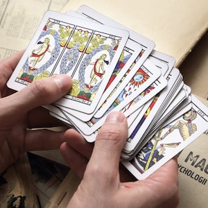 The Mirror Deck - Baralho Raro de Tarô de Marselha feito à mão - 22 Arcanos Maiores em Papel Artístico + 2 Cartas Bônus