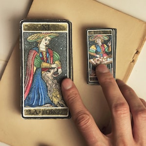 Mini baralho de tarô feito à mão. Versão de bolso do baralho Black Tarot de Marselha - 22 Arcanos Maiores em papel artístico.