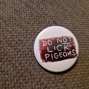 Do not lick pigeons 38mm button bage