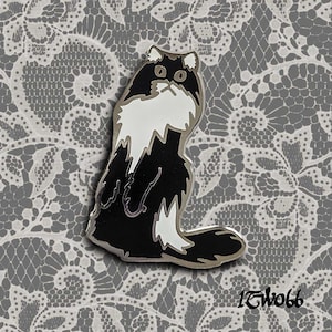 Emaille pin Freaked Tuxedo Cat: broche zwarte en witte kat