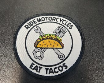 バイクに乗ってタコスを食べる
