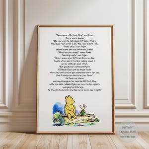 Op de afbeelding: Een ingelijste print met een citaat uit Winnie de Poeh. De illustratie toont Winnie en Knorretje op een boomstam. De tekst is zwart en de illustratie is in aquarel stijl.