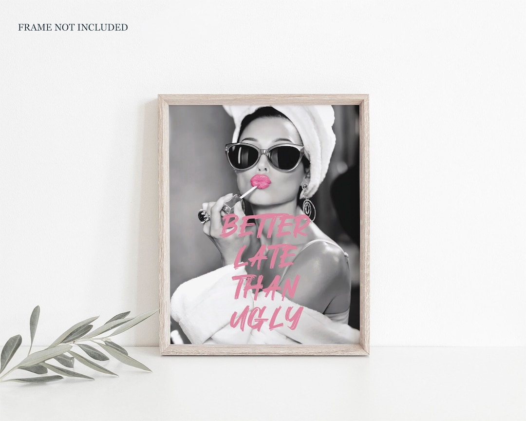Yotlein Poster 'Better Late Than Ugly' - Schwarz-Weiß Wandbild 30x42cm Für Wohnung & Bad