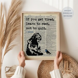 Può includere: Una stampa in bianco e nero di una ragazza con un uccello su una pagina di un dizionario vintage. La citazione recita "Se ti stanchi, impara a riposare, non a mollare." - Banksy.