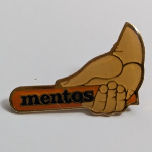 Vintage Mentos pin badge logo blikje emaille snoep gom snoep munt memorabilia